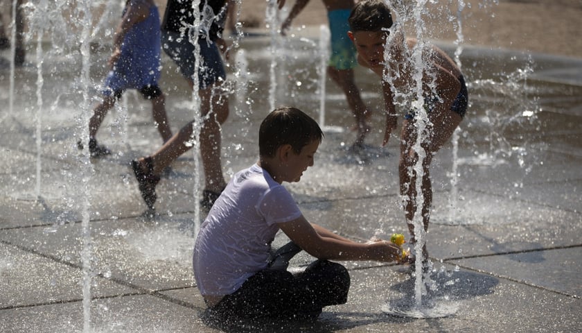 Powiększ obraz: Dzieci chłodzące się w małej fontannie przy Pergoli, czerwiec 2021.