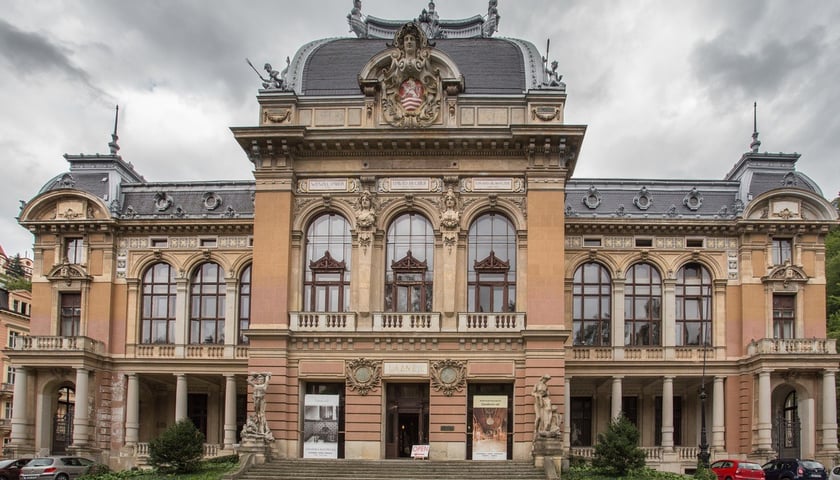 Powiększ obraz: Tytułowe Casino Royale to dom zdrojowy Łaźnie I  w Karlowych Warach w Czechach