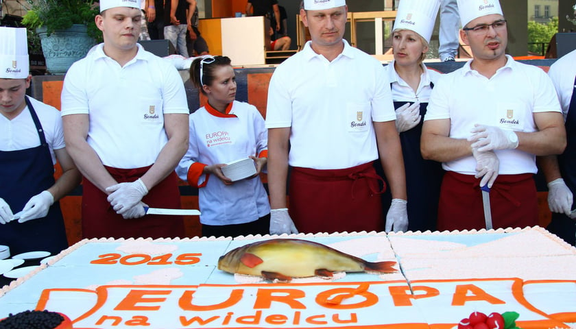 Powiększ obraz: Tort z "karpiem" serwowany podczas Europy na widelcu 2015