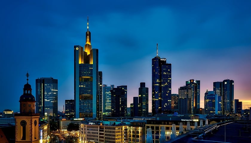 Frankfurt nocą.