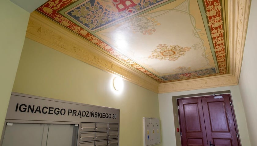 Powiększ obraz: Piękny sufit w sieni kamienicy przy ul. Prądzyńskiego 30