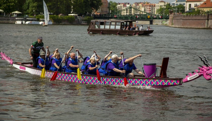 Grupa rekreacyjno-sportowa przy Wrocławskim Centrum Seniora na smoczych łodziach na Dniu Odry 2022