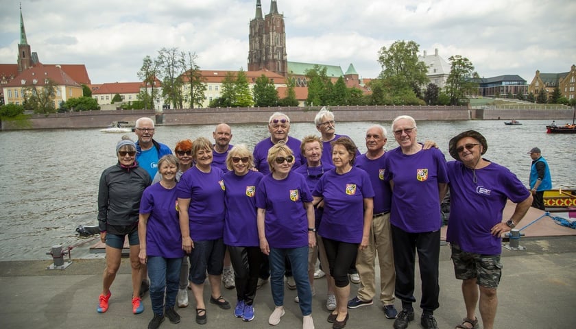Powiększ obraz: Grupa rekreacyjno-sportowa przy Wrocławskim Centrum Seniora na smoczych łodziach na Dniu Odry 2022