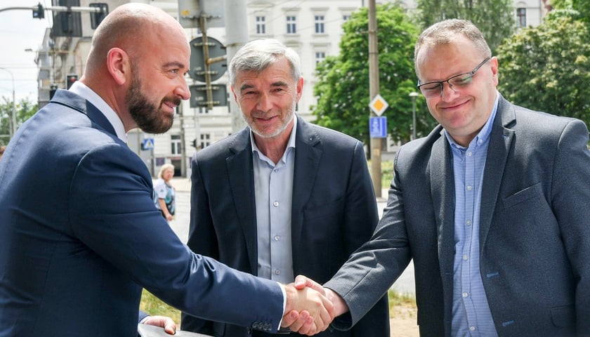 Powiększ obraz: Prezydent Jacek Sutryk, we wtorek, 7 czerwca, podczas podpisania umowy z wykonwcą przebudowy ul. Pomorskiej