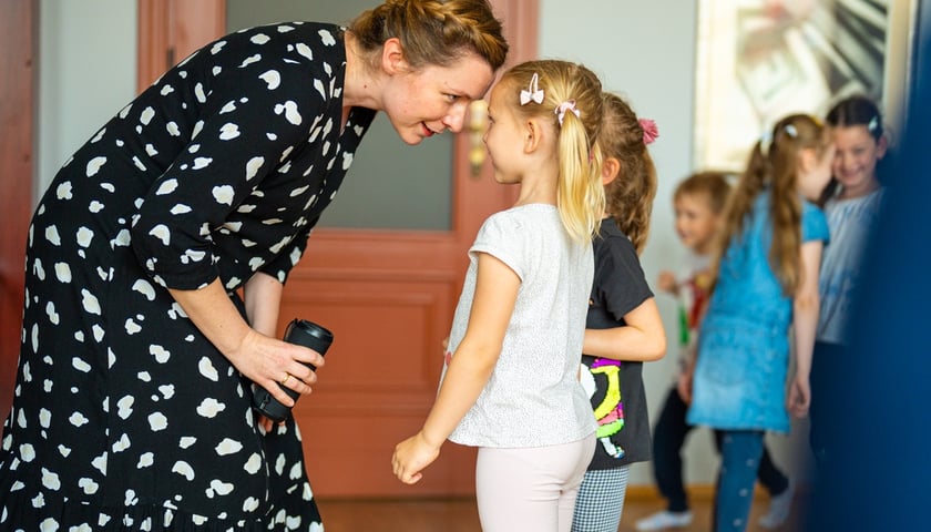 Dzieci z wrocławskiego przedszkola reagowały bardzo spontanicznie. Na zdjęciu z instruktorką dr Katarzyną Turek z Zakładu Muzykoterapii wrocławskiej Akademii Muzycznej