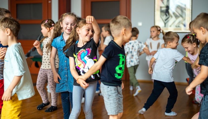 Dzieci z wrocławskiego przedszkola reagowały bardzo spontanicznie. Na zdjęciu z instruktorką dr Katarzyną Turek z Zakładu Muzykoterapii wrocławskiej Akademii Muzycznej