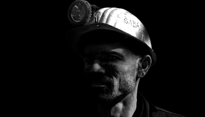 Powiększ obraz: Wzrost cen węgla wynika głównie z ataku Rosji na Ukrainę. Jest to także rezultat zwiększonego zapotrzebowania na węgiel, począwszy od 2021 r., m.in. ze względu na ograniczoną dostępność i wysokie ceny gazu ziemnego na skutek działań rosyjskiego Gazpromu
