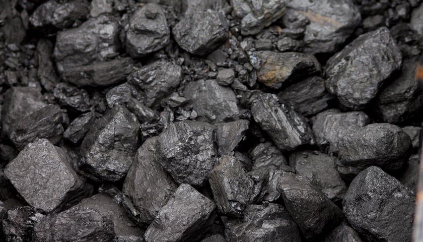 Powiększ obraz: Węgiel kamienny będzie sprzedawany po cenie nie wyższej niż 996,60 zł brutto za tonę