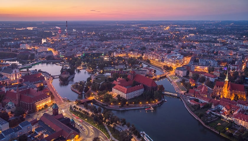 Wrocław z drona wygląda wspaniale. Na zdjęciu wrocławski wyspy - m.in. Piasek