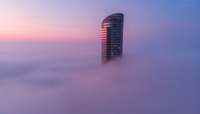 Wrocław z drona wygląda wspaniale. Zobaczcie (na zdjęciu wieżowiec Sky Tower)