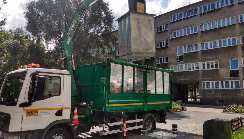 Wyciąganie podziemnego pojemnika na odpady na podwórku w okolicach pl. Nowy Targ i pl. Nankiera