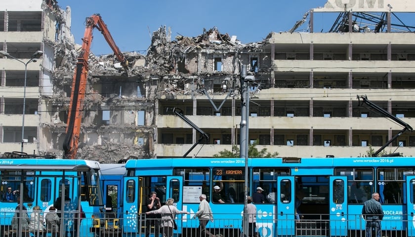 Powiększ obraz: Budynek Cuprum został wyburzony w 2015 roku