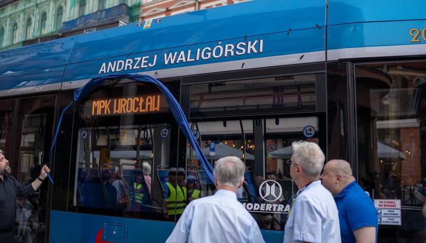 Wrocław pamięta o Andrzeju Waligórskim: tramwaj jego imienia i  wrocławski krasnal, 26.06.2022 r.