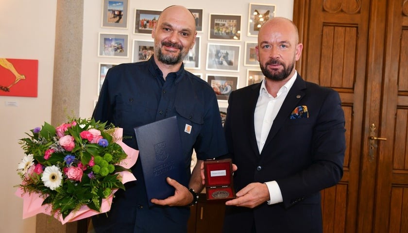 Powiększ obraz: Medal w imieniu swojego taty odebrał kontynuator rodzinnej tradycji rzemieślniczej Michał Laudański