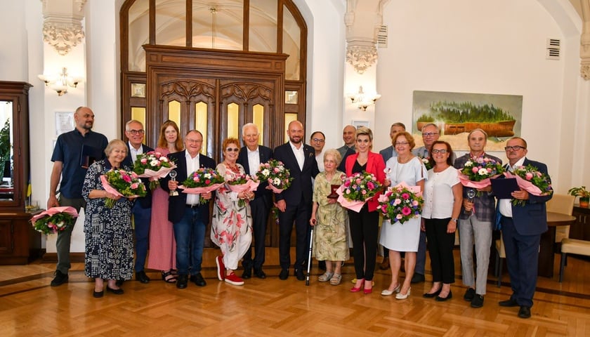 Powiększ obraz: Wspólna fotografia uhonorowanych oraz przedstawicieli władz miasta to tradycja Wrocławskiej Księgi Pamięci