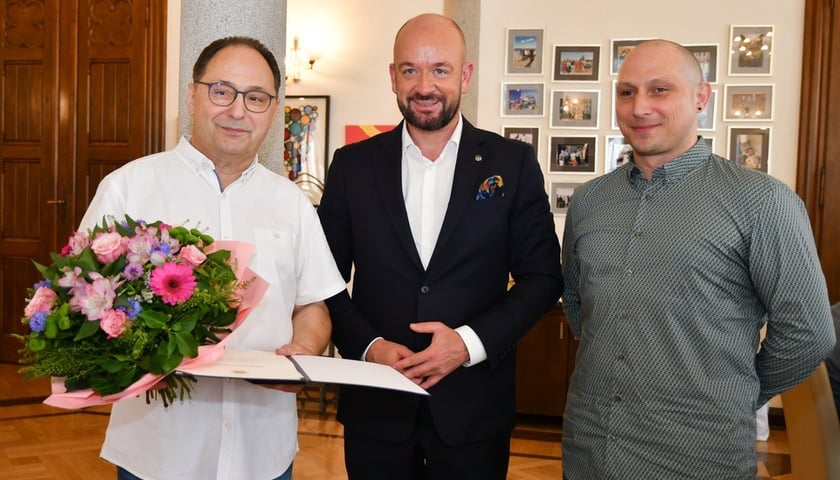 Powiększ obraz: Waldemar i Grzegorz Danilukowie przekonują, że noszenie okularów to przyjemność i traktować je należy jak gustowny dodatek do ubrania, że to raczej biżuteria niż ?proteza?