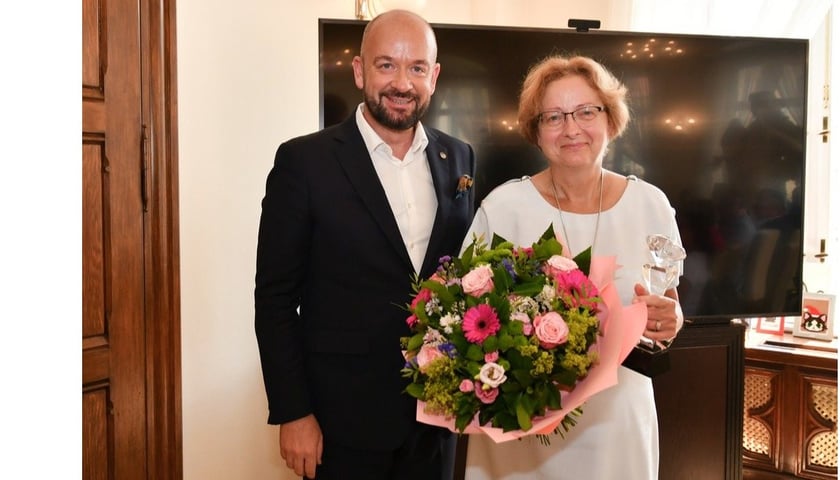 Powiększ obraz: Anna Reszko została uhonorowana Super Diamentem Wrocławia już w grudniu ub.r., jednak wówczas nie mogła uczestniczyć w uroczystości wręczenia statuetek. W zamian, ?zaległość? została uregulowana pięknego słonecznego dnia