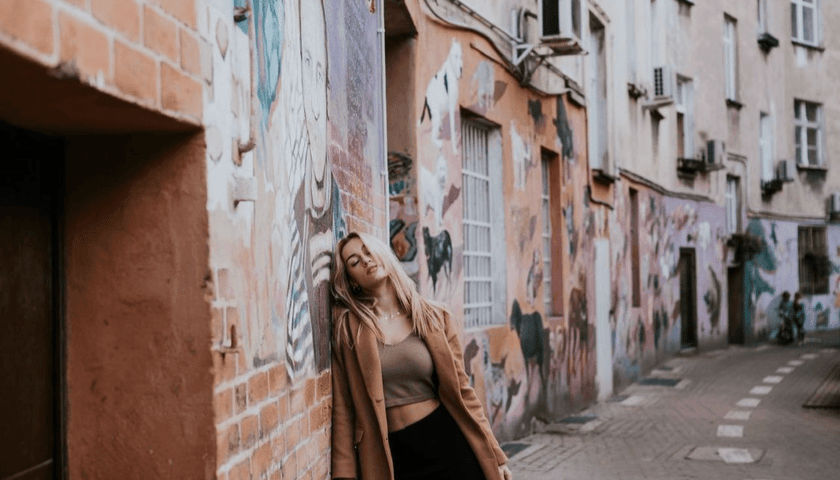 Powiększ obraz: Podwórko z muralami przy ul. Roosevelta na Nadodrzu