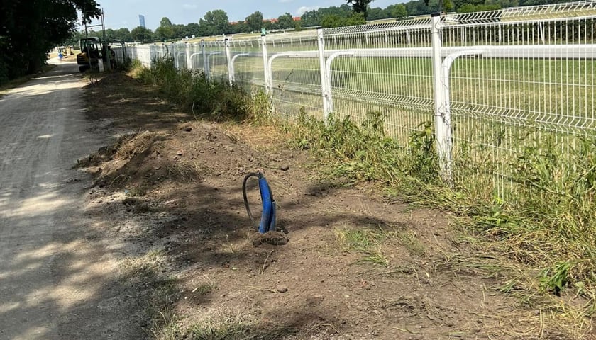 Na ścieżce wokół toru na Partynicach trwają prace związane z montażem ponad 160 lamp