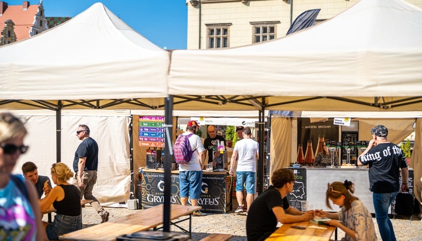 Wrocławska Feta przyciąga na Rynek miłośników serów, win i piwa. Do degustacji przysmaki z Wrocławia, Dolnego Śląska i krajów europejskich