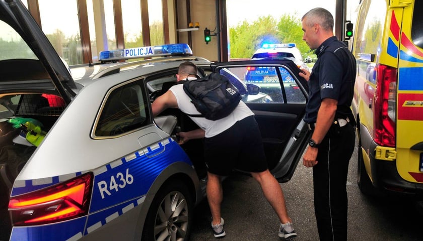 Powiększ obraz: Serce do przeszczepu szczęśliwie dotarło ze Śląska do Wrocławia dzięki pomocy policjantów