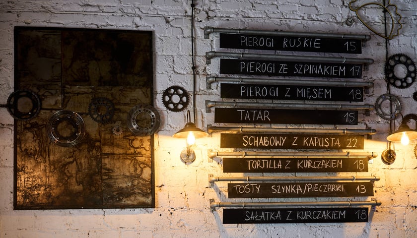 Powiększ obraz: Kombinat to znany pub na pl. Solnym we Wrocławiu.