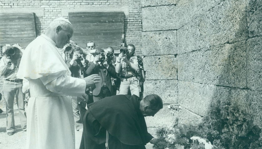 Powiększ obraz: Papież Jan Pawel II pod. tzw. Ścianą Śmierci, gdzie rozstrzeliwano więźniów obozu Auschwitz-Birkenau rok 1979