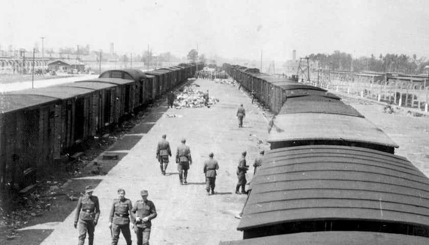 Powiększ obraz: Platformy obozu Auschwitz-Birkenau w roku 1944, w tle widoczne kominy krematoriów