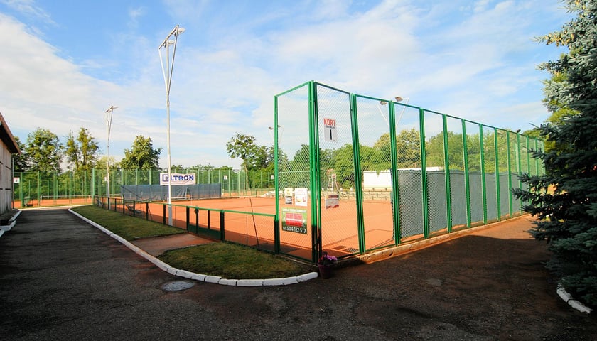 Hotel, który będzie można kupić wraz z zabudowaniami i infrastrukturą sportową, leży w Leśnicy