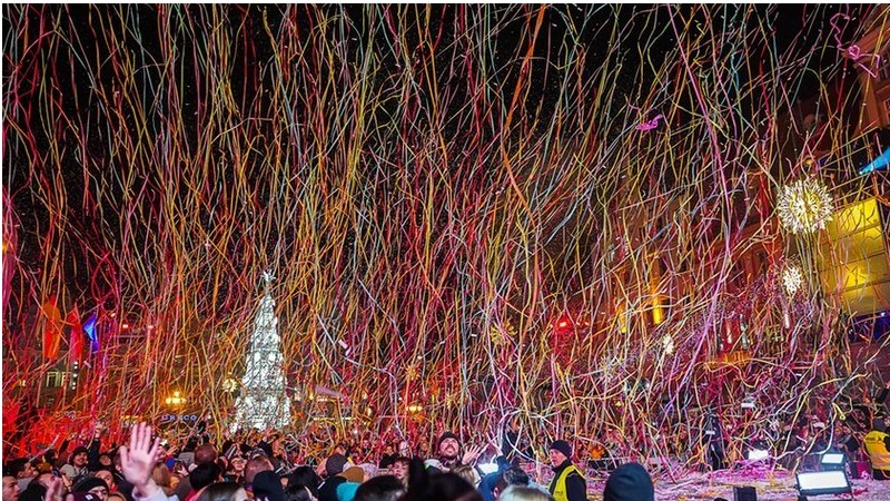 Powiększ obraz: Mieszkańcy Wrocławia wspólnie witają Nowy Rok na Rynku.
