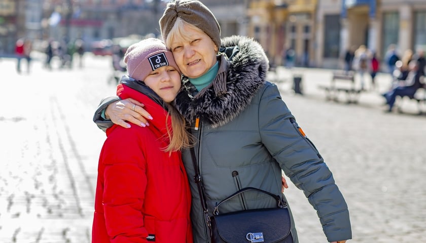 Powiększ obraz: Pierwsze kroki we Wrocławiu. Babcia Ludmiła i wnuczka Weronika w marcu na wrocławskim Rynku