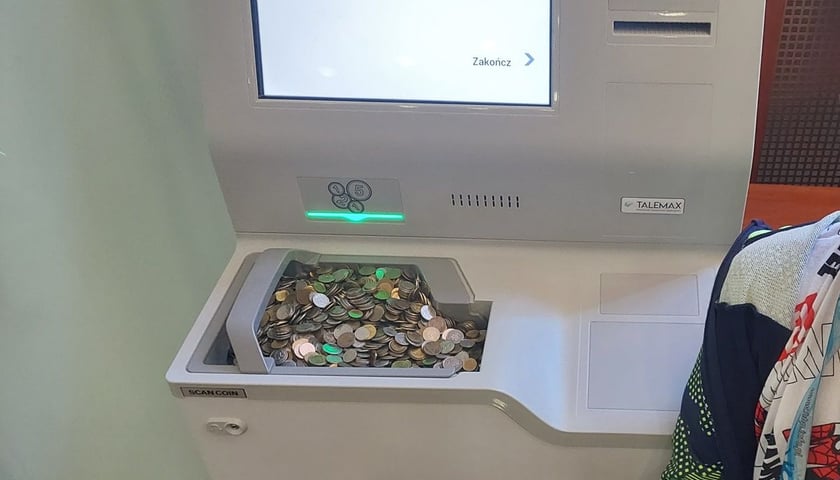 Powiększ obraz: Urządzenie do zamiany monet w NBP we Wrocławiu