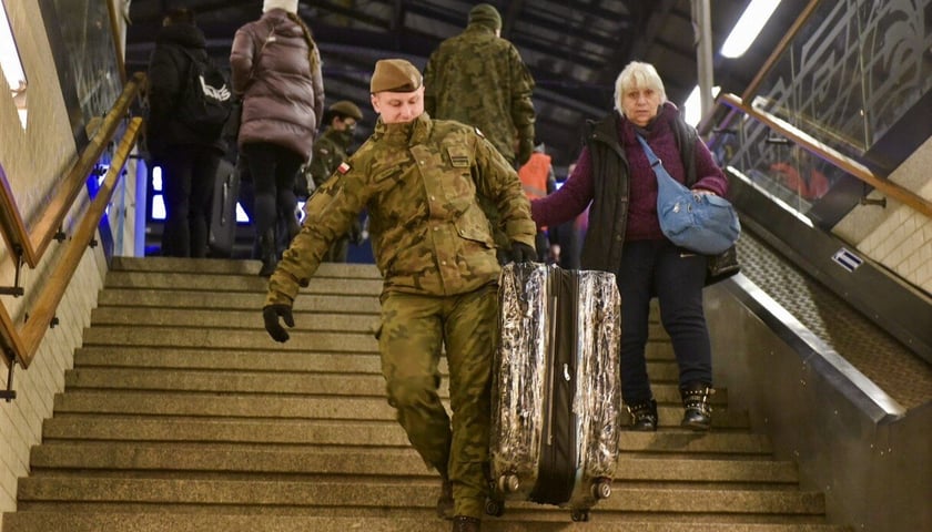 Powiększ obraz: Terytorialsi byli i są zaangażowani w pomoc uchodźcom z Ukrainy