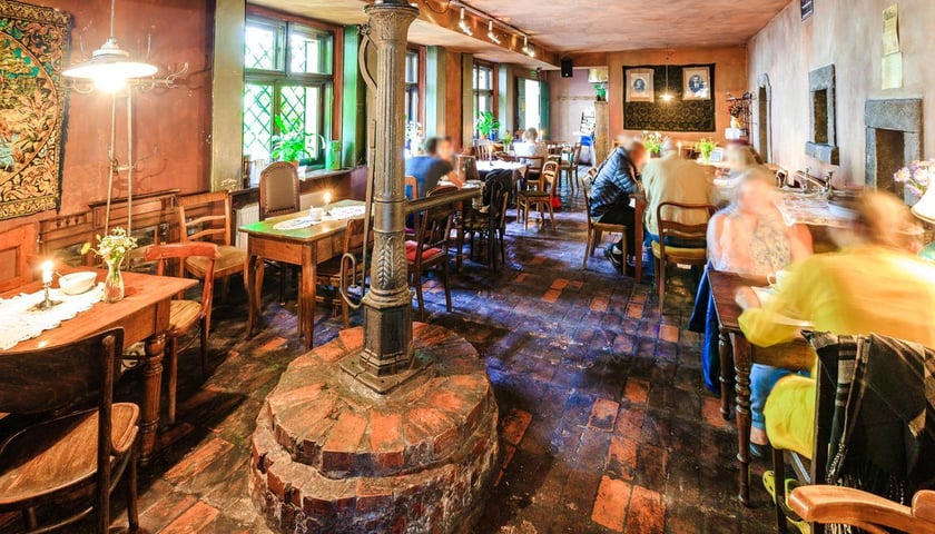 Powiększ obraz: Klubokawiarnia to jedna z najstarszych kawiarni we Wrocławiu. Snuje ona opowieść o dawnych latach.