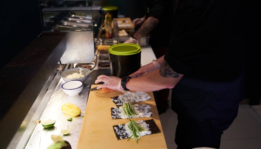 Powiększ obraz: W Sushi Corner zjemy kolorowe rolki na bazie ryżu i ryby.