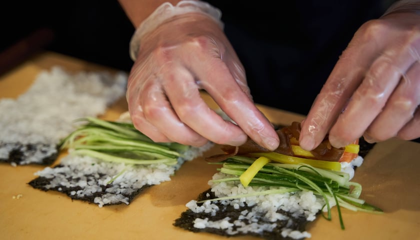 Powiększ obraz: W Sushi Corner zjemy kolorowe rolki na bazie ryżu i ryby.