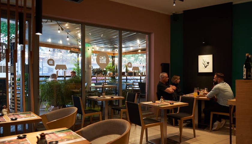Powiększ obraz: W Sushi Corner zjemy kolorowe rolki na bazie ryżu i ryby.