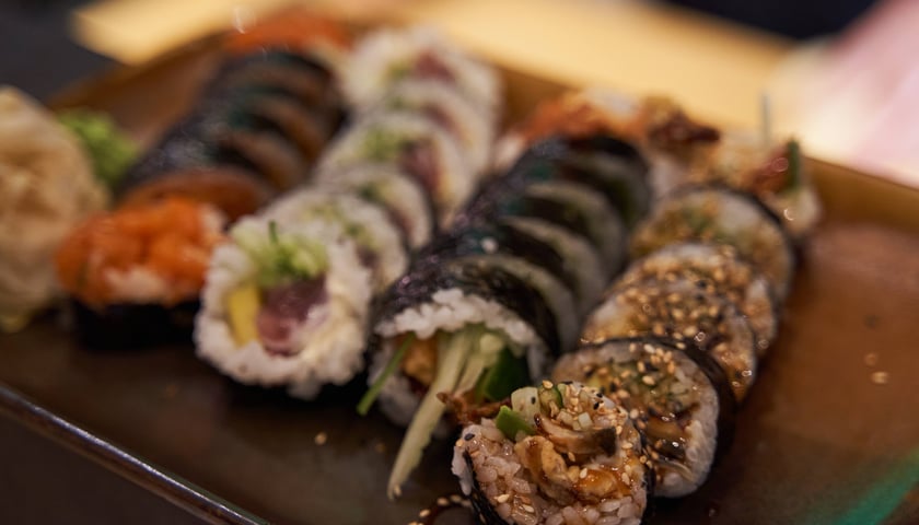 Powiększ obraz: W Sushi Corner zjemy kolorowe rolki na bazie ryżu i ryby.