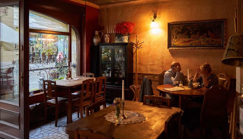 Powiększ obraz: Restauracja SARAH we Wrocławiu, gdzie podaje się potrawy z kuchni żydowskiej