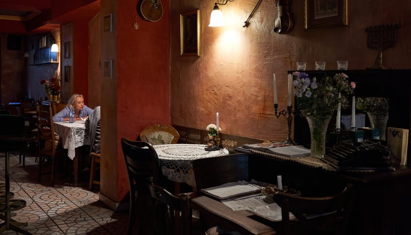 Powiększ obraz: Restauracja SARAH we Wrocławiu, gdzie podaje się potrawy z kuchni żydowskiej.