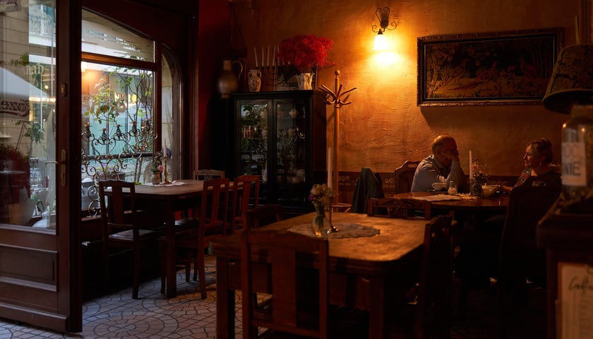 Powiększ obraz: Restauracja SARAH we Wrocławiu, gdzie podaje się potrawy z kuchni żydowskiej.