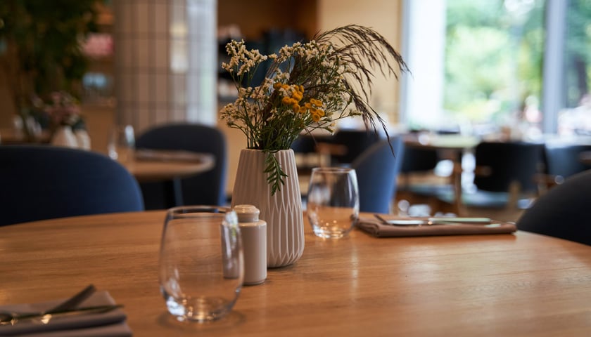Powiększ obraz: Restauracja HINT Food & Drinks na ul. Włodkowica to stylowe, hotelowe bistro.