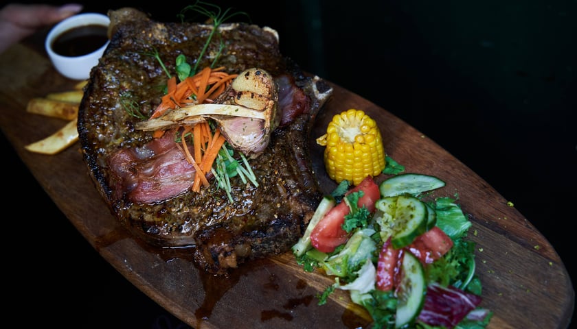 Powiększ obraz: Jeśli masz ochotę na steka, koniecznie skorzystaj z oferty Winners Steakhouse Pub Wrocław.