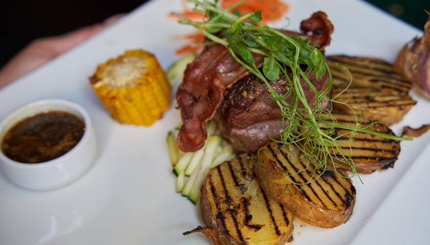 Powiększ obraz: Jeśli masz ochotę na steka, koniecznie skorzystaj z oferty Winners Steakhouse Pub Wrocław.