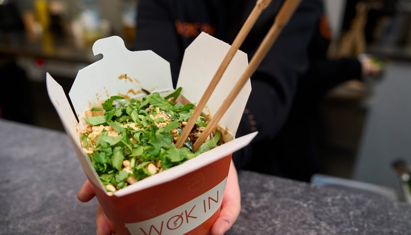 Powiększ obraz: Tak prezentują się dania we wrocławskiej restauracji Wok In.
