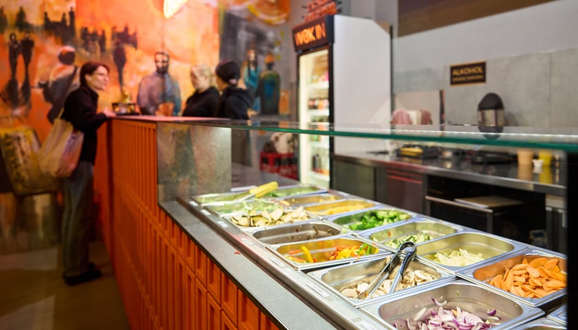 Powiększ obraz: Tak prezentują się dania we wrocławskiej restauracji Wok In.