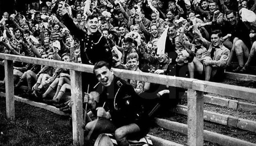 Powiększ obraz: Breslau, 1938 rok. Młodzież z Hitlerjugend bawi się na Niemieckim Święcie Sportu i Gimnastyki