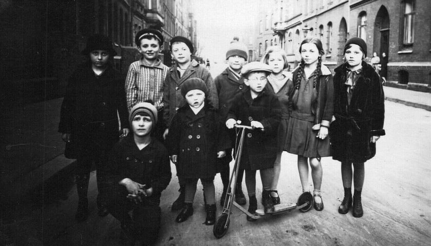 Powiększ obraz: Dzieci z Breslau, lata 30. XXI wieku