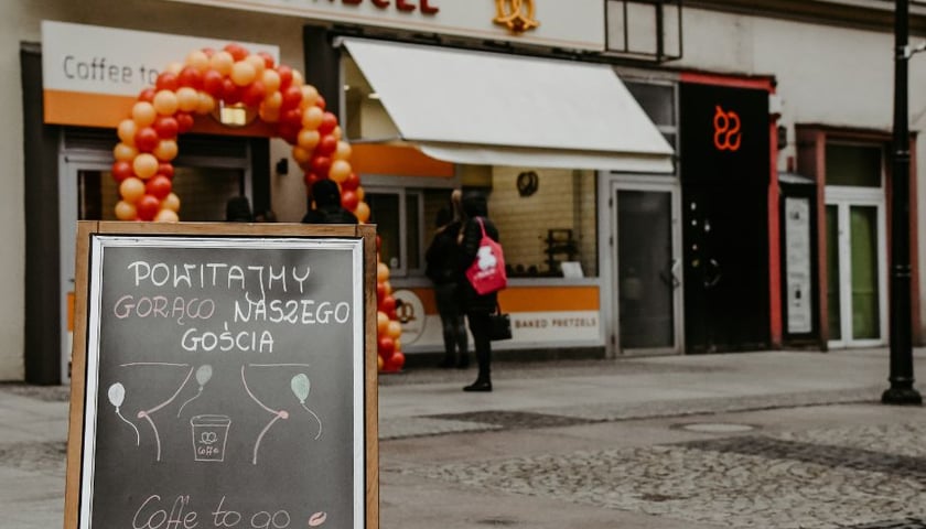 Powiększ obraz: U Pana Precla na Świdnickiej zjesz precle nadziewane na słono lub słodko.