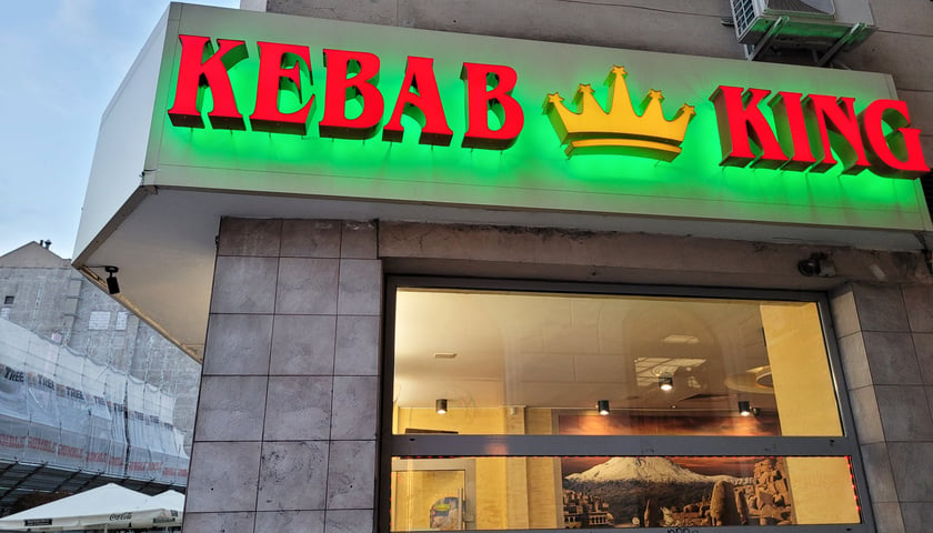 Powiększ obraz: KEBAB KING to sieć kurdyjskich restauracji. Jedna z nich stacjonuje we Wrocławiu na Świdnickiej.